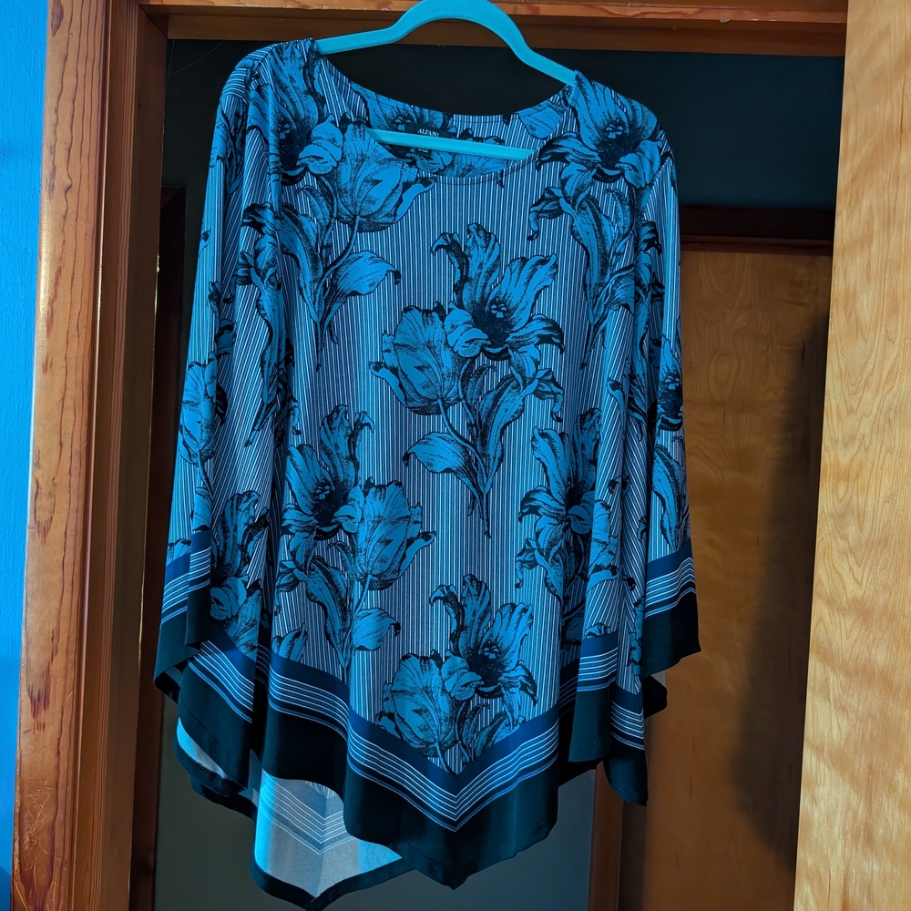 Women's Blue Floral Top